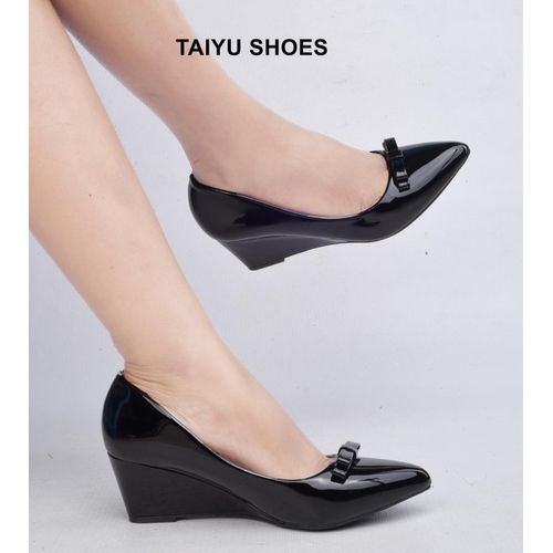 Fashion Quality Ladie's Closed Wedge Shoes