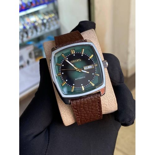 SEIKO Leather Strap Automatic Watch – Day & Date Display, Water Resistant, Timeless Design