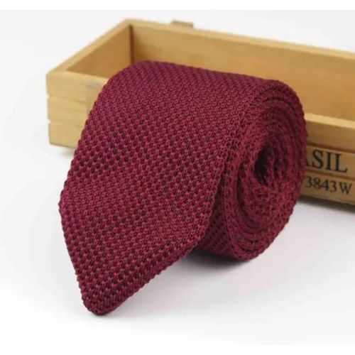 Maroon knitted tie