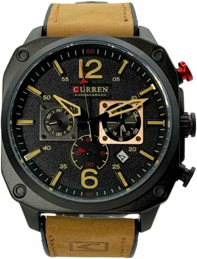 CURREN 8398. Montre à quartz pour homme avec bracelet marron en daim, boîtier noir et détails jaunes sur le cadran. Fonction calendrier et chronomètre.