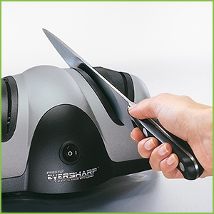 Fine honing polishes the blade to an exact razor-sharp edge.