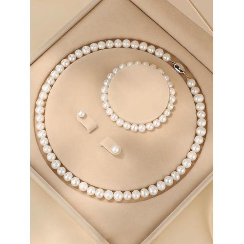 Beautiful pearl set
