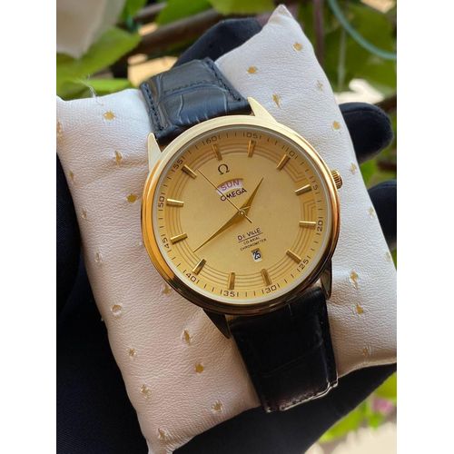 Timeless Leather Men’s Watch – Sophisticated Design with Practical Day & Date Window