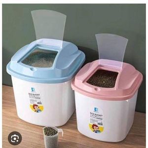 Rice/Cereal bucket with measuring cup