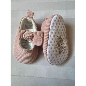 Baby Shoes- Pre walkers.   Baby Pre walker Shoes.   Baby Prewalkers.   Age: 0-3 Months.   Colour- Pink.