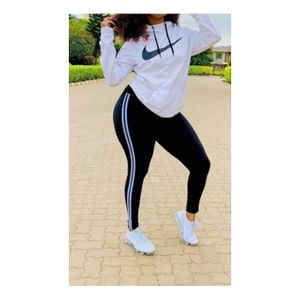 BLACK LEGGINGS WITH WHITE STRIPES