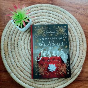 Key Clasp Unwrapping the Names of Jesus: An Advent Devotional Book By Asheritah Ciuciu