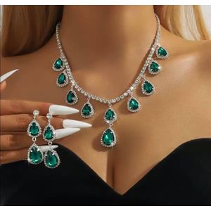 Fashionable Crystal Jewellery Combo – Necklace & Earrings with Brilliant Shine