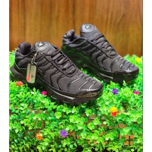 TN pure black sneakers 