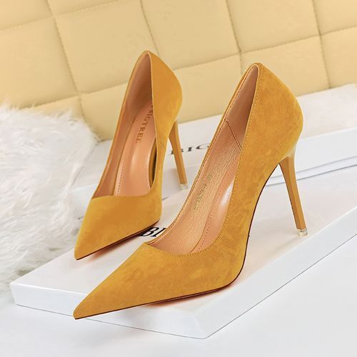 Yellow pointed sale shoes