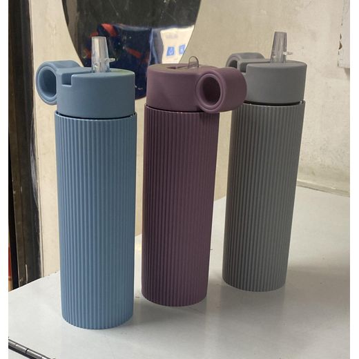 Generic 800 ml Ribbed BPA-Free Sports Water Bottle – Durable Leak-Proof Hydration Flask with Integrated Straw and Protective Easy-Grip Outer Layer – Finger-Loop Portable Travel Bottle