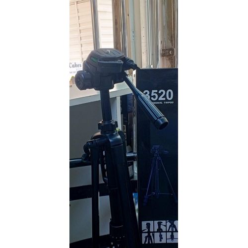 Weifeng WT-3520 Tripod with 360° Horizontal and 90° Vertical Swivel Pan Head for Professional Video Recording