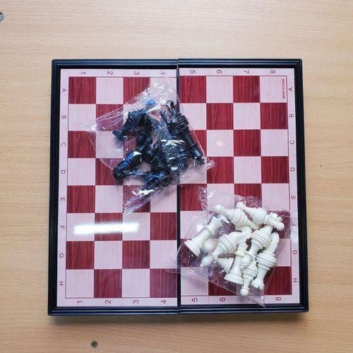 MAGNETIC CHESS BOARD